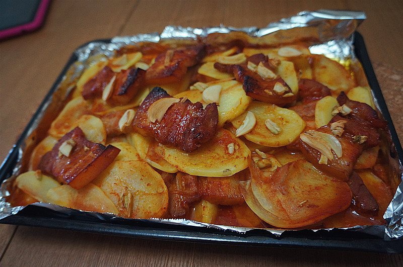 蜜汁五花肉烤土豆