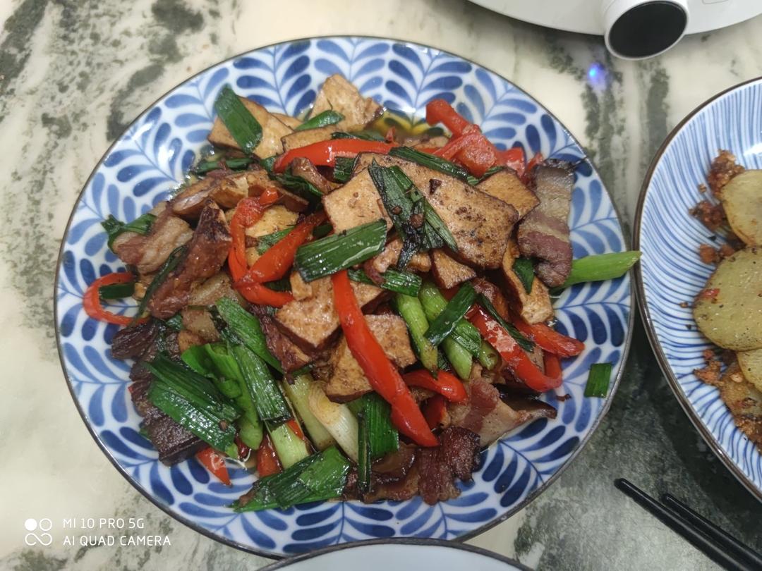 尖椒大蒜熏肉炒香干