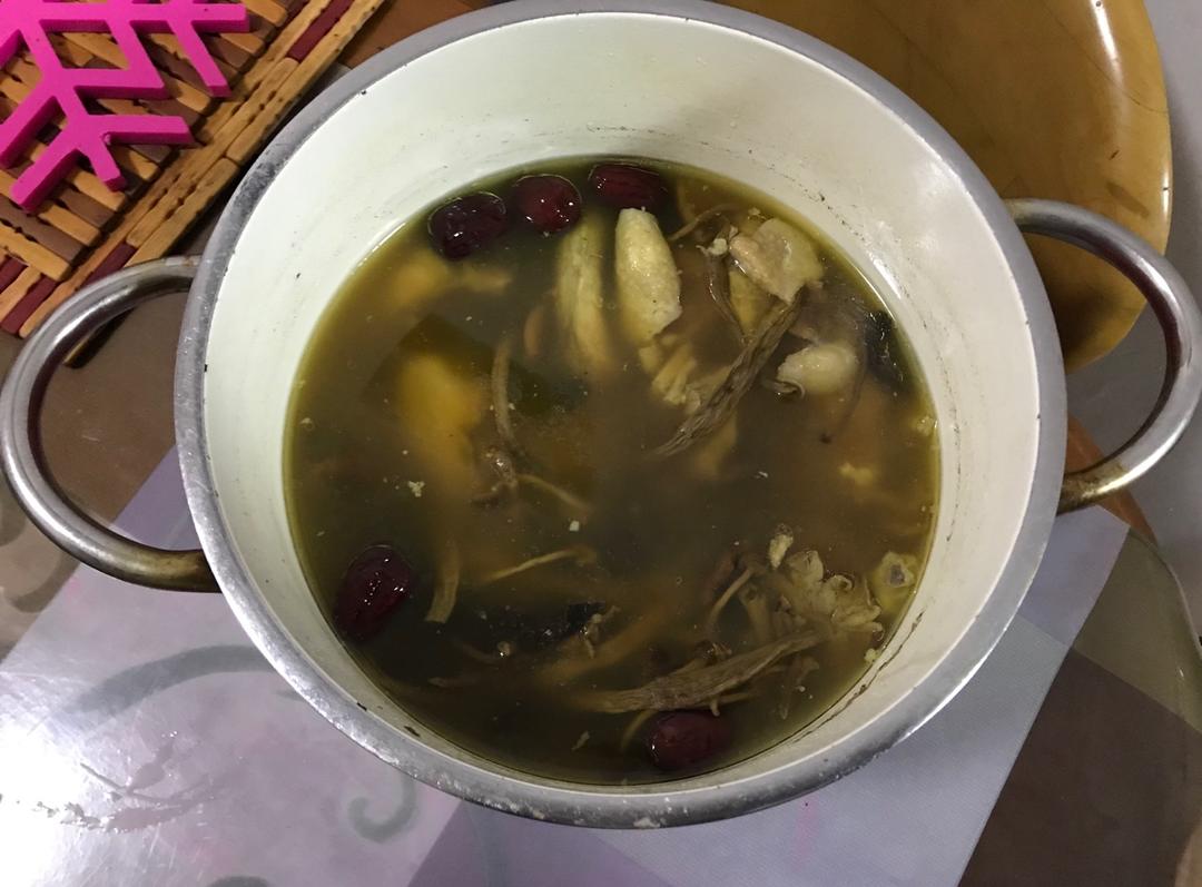 茶树菇煲鸡汤