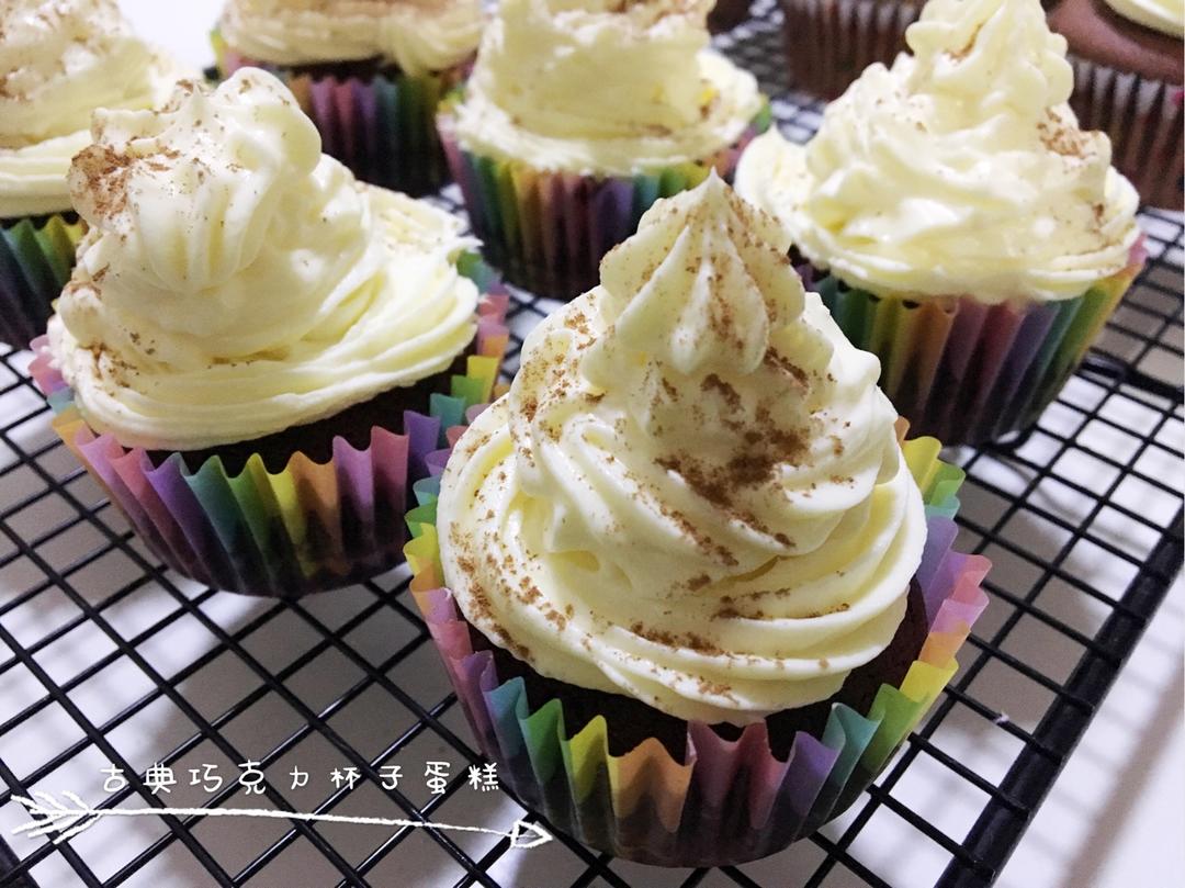 古典巧克力cupcake配马斯卡彭奶油霜
