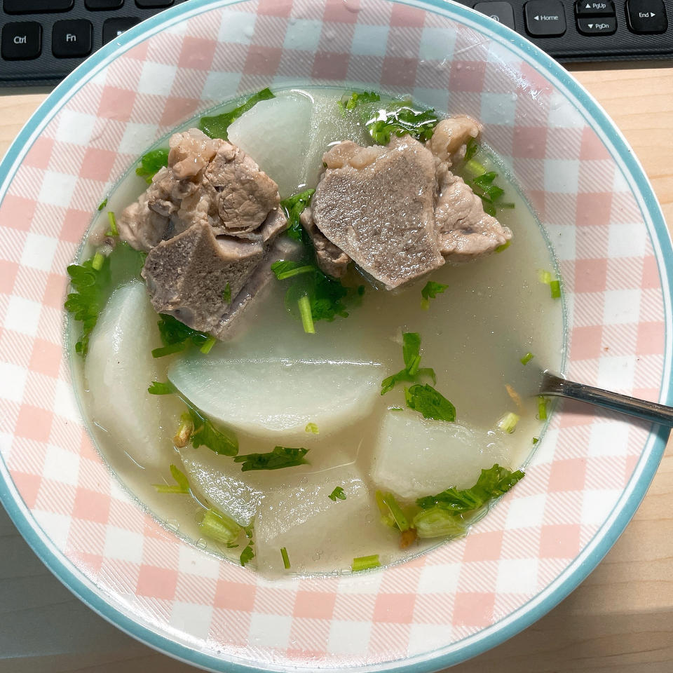 白萝卜排骨汤～～～食材简单但清甜好喝