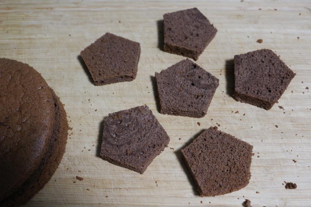 世界杯足球蛋糕的做法 步骤5