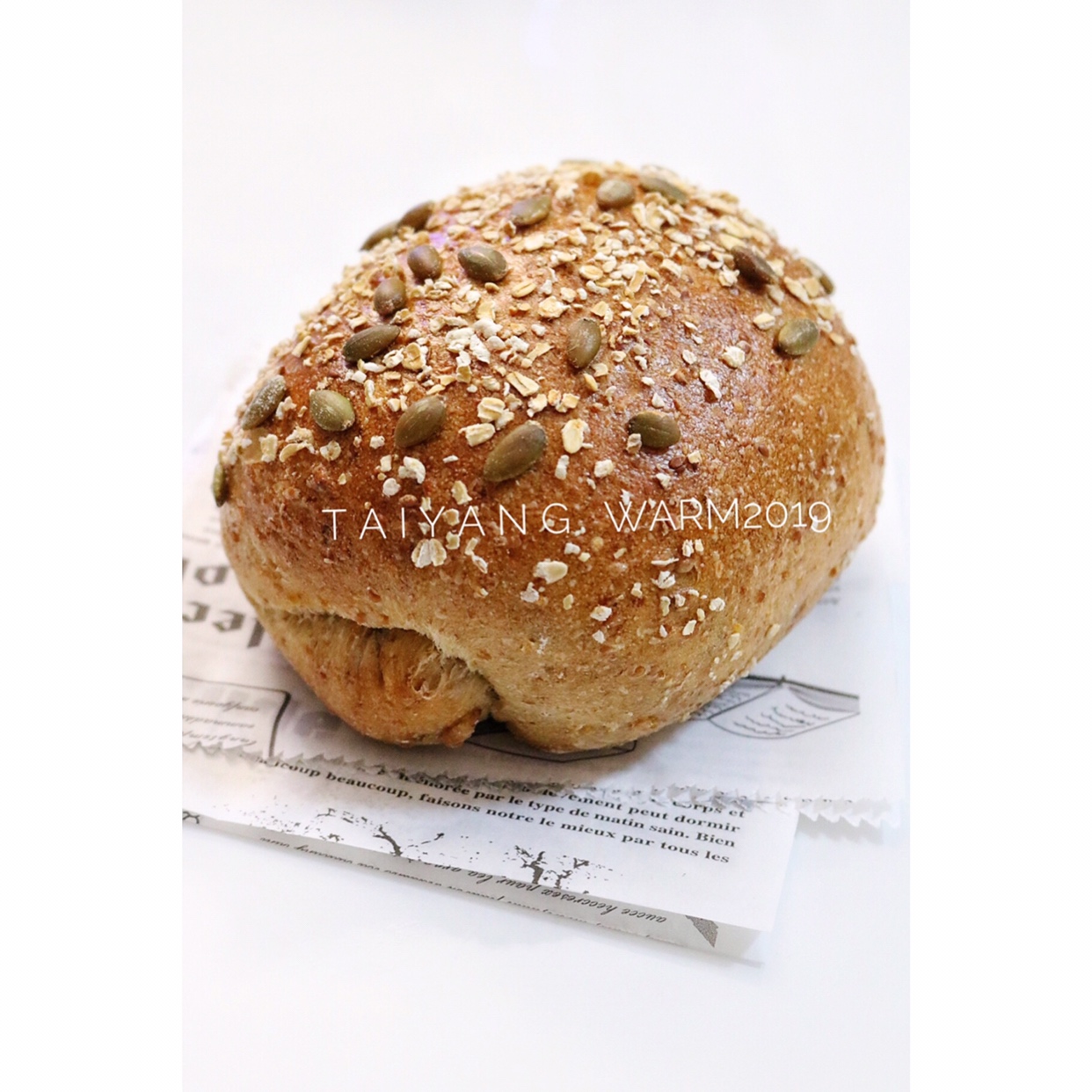 燕麦全麦面包，外面脆脆的里面绵软的，热量还很低