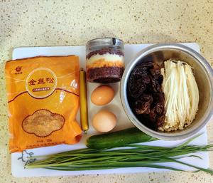 今日早餐：凉拌金针菇，紫米肉松麻薯罐子，韭菜鸡蛋卷，紫薯拉花米糊的做法 步骤3