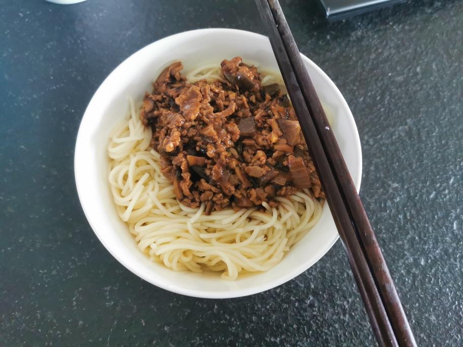 能吃两碗的牛肉酱拌面