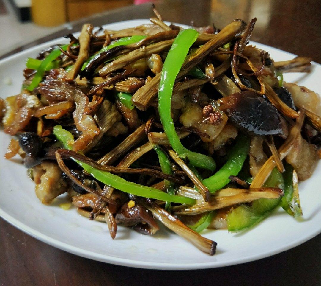 五花肉干锅茶树菇