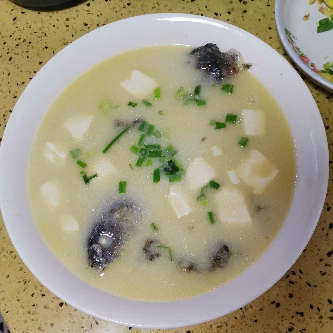 清炖鲫鱼汤 三个关键步骤让你轻松炖出汤浓味鲜色白似奶的鲫鱼汤