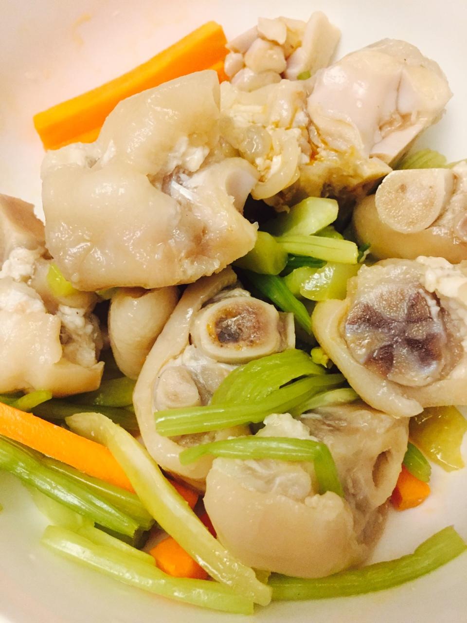 【食材包操作说明】泡椒猪蹄配鲜蔬