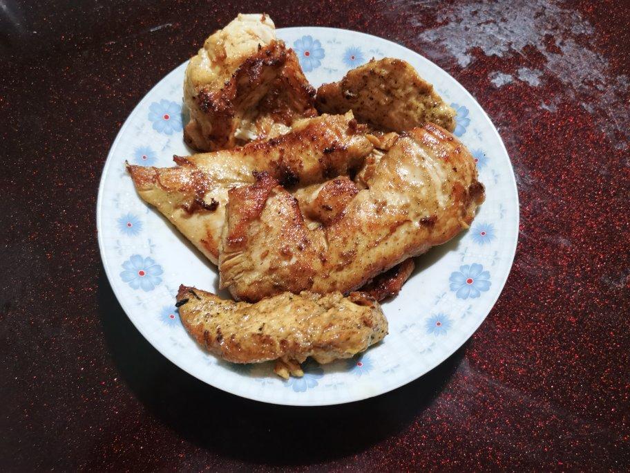 香煎鲜嫩多汁的黑椒鸡胸肉