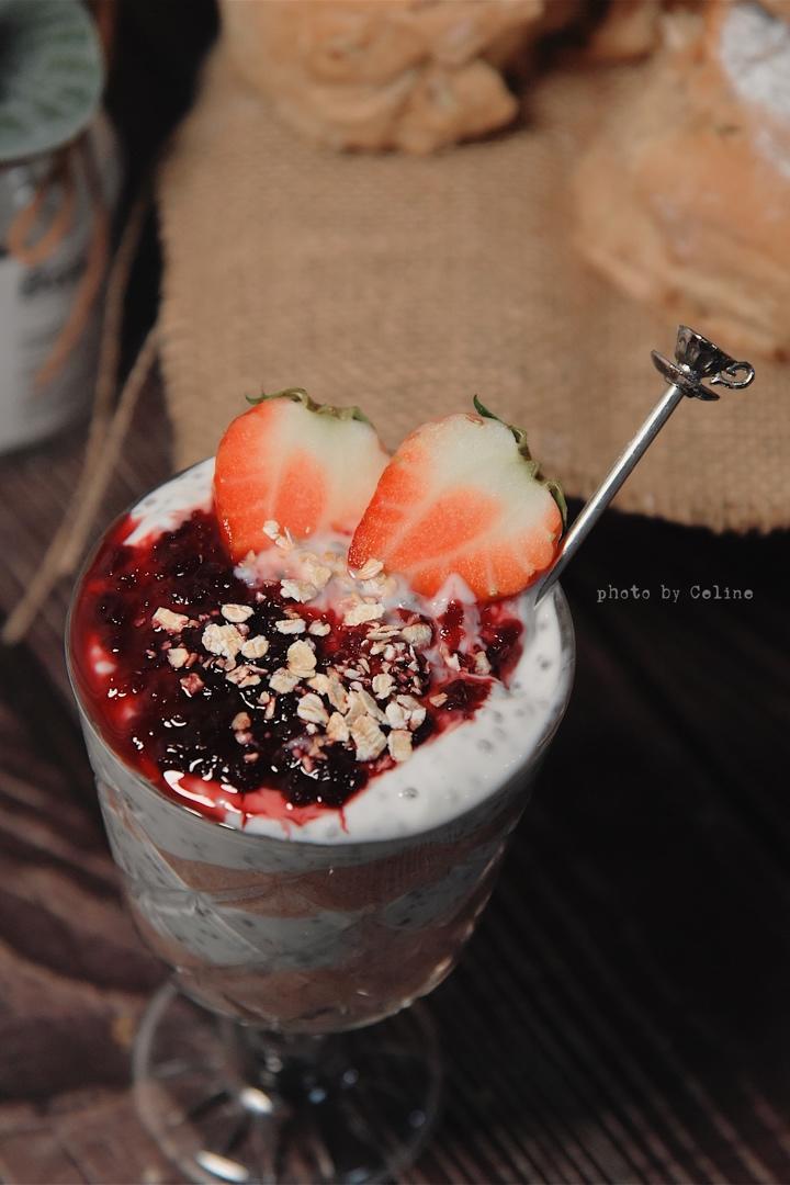 莓果奇亚籽酸奶布丁. Berries Chia Pudding Parfait.