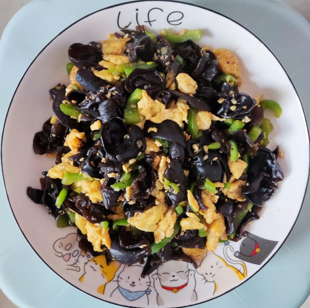 黑木耳青椒炒鸡蛋（营养又下饭）