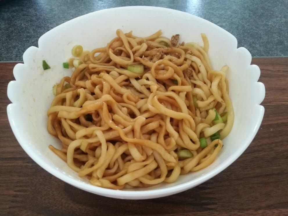 葱爆面—就是汪涵在天天向上里面做的那个啦
