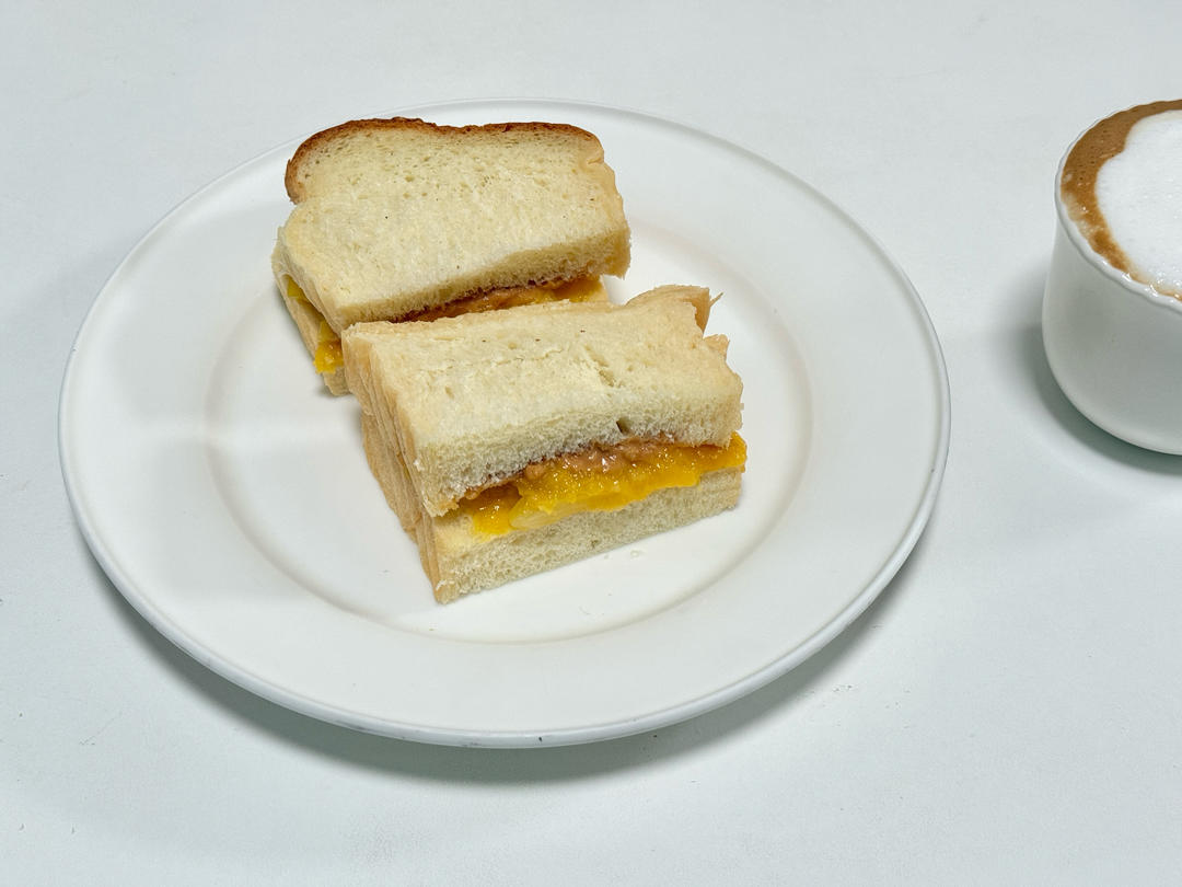 超简单花生酱果酱三明治（PB&J）