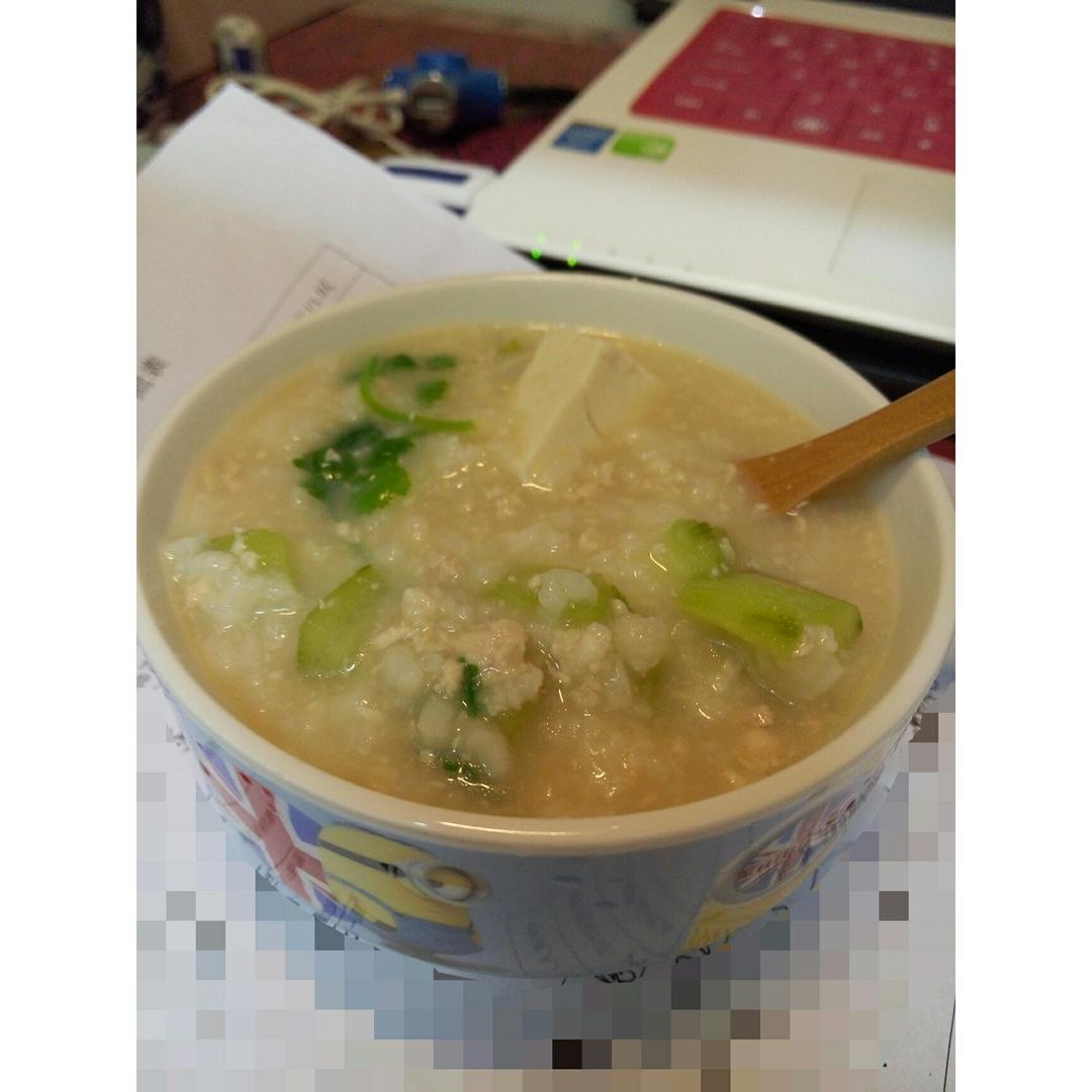 学生党牙痛怎么办-肉沫豆腐丝瓜芫茜粥
