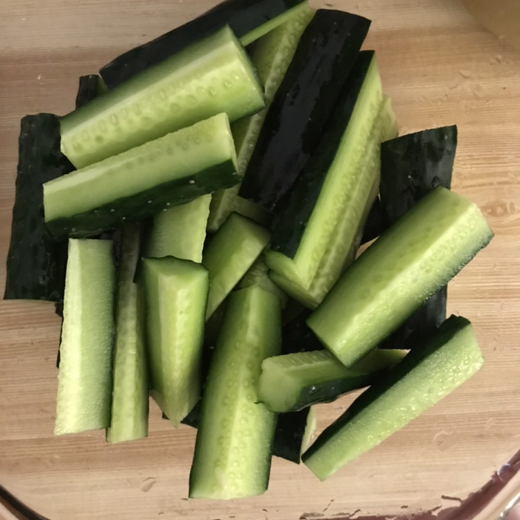 夏日最佳下饭菜 呛拌黄瓜的做法 步骤1