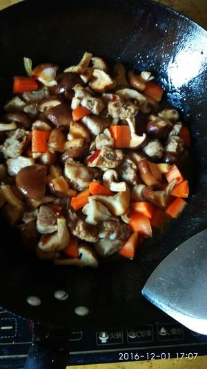 排骨香菇胡萝卜焖饭的做法 步骤3