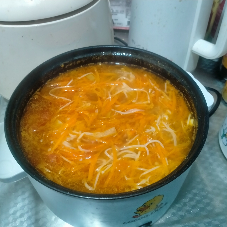西红柿金针菇萝卜汤的做法