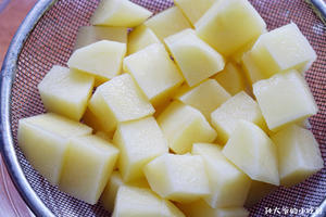 煎土豆炒鸡丁 ︱ 滑嫩又下饭的做法 步骤3
