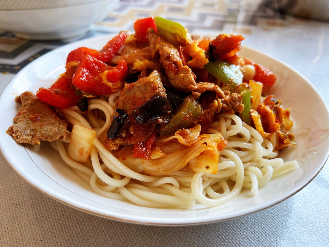 新疆过油肉拌面