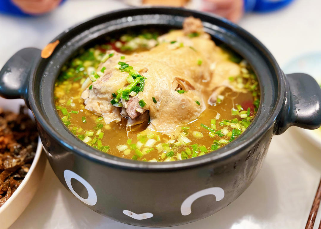 过节炖只人参鸡喝汤