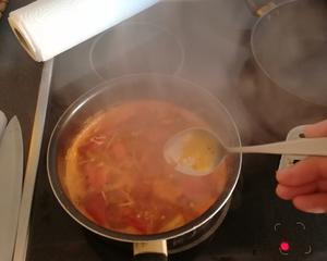 西红柿金针菇豆腐汤的做法 步骤3
