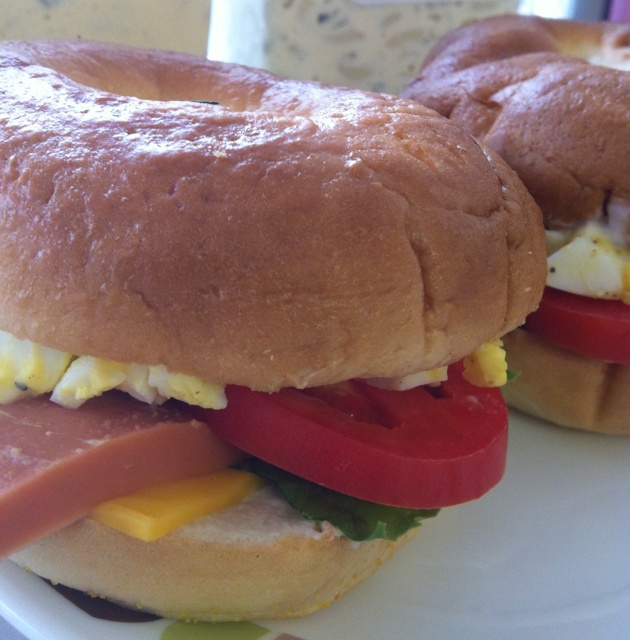 黑芝麻贝果三明治