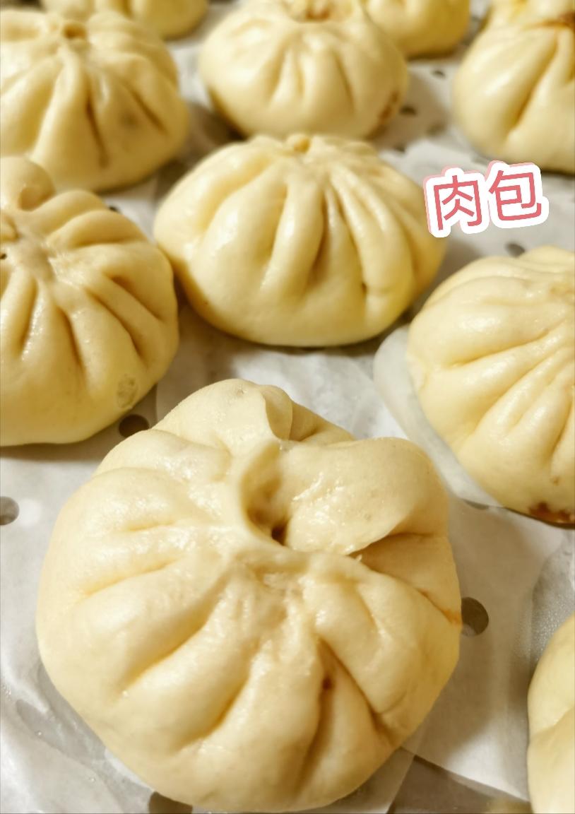 松软多汁的肉包子