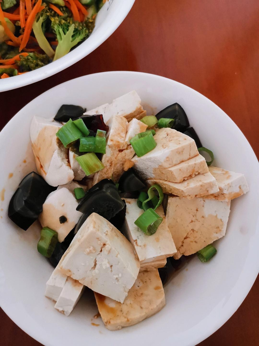 皮蛋拌豆腐，快手凉拌菜（含切皮蛋不沾刀🔪小窍门