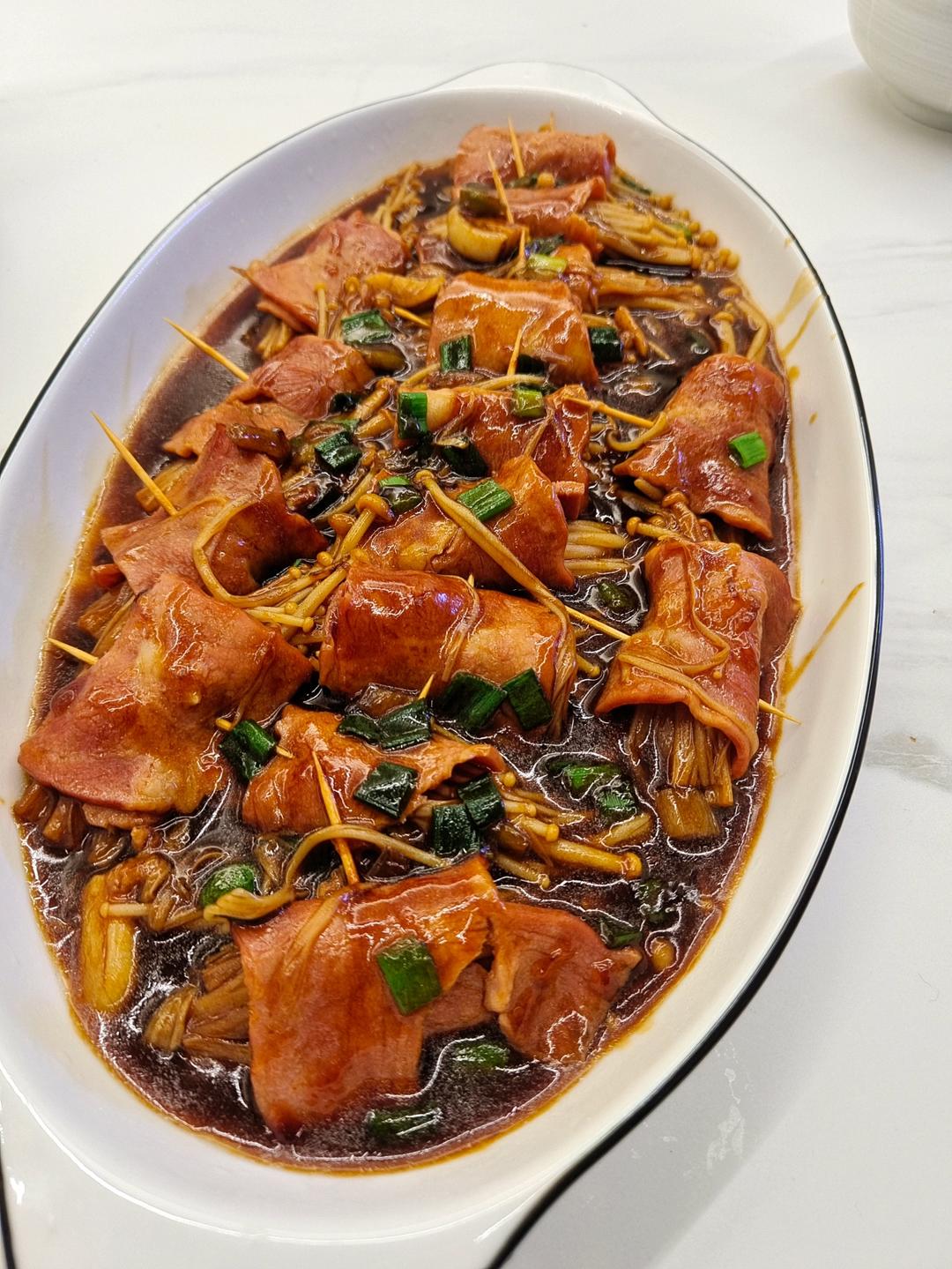 【金针菇肥牛卷】