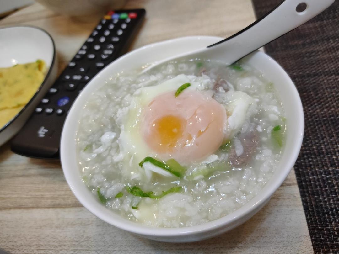 生滚牛肉窝蛋粥