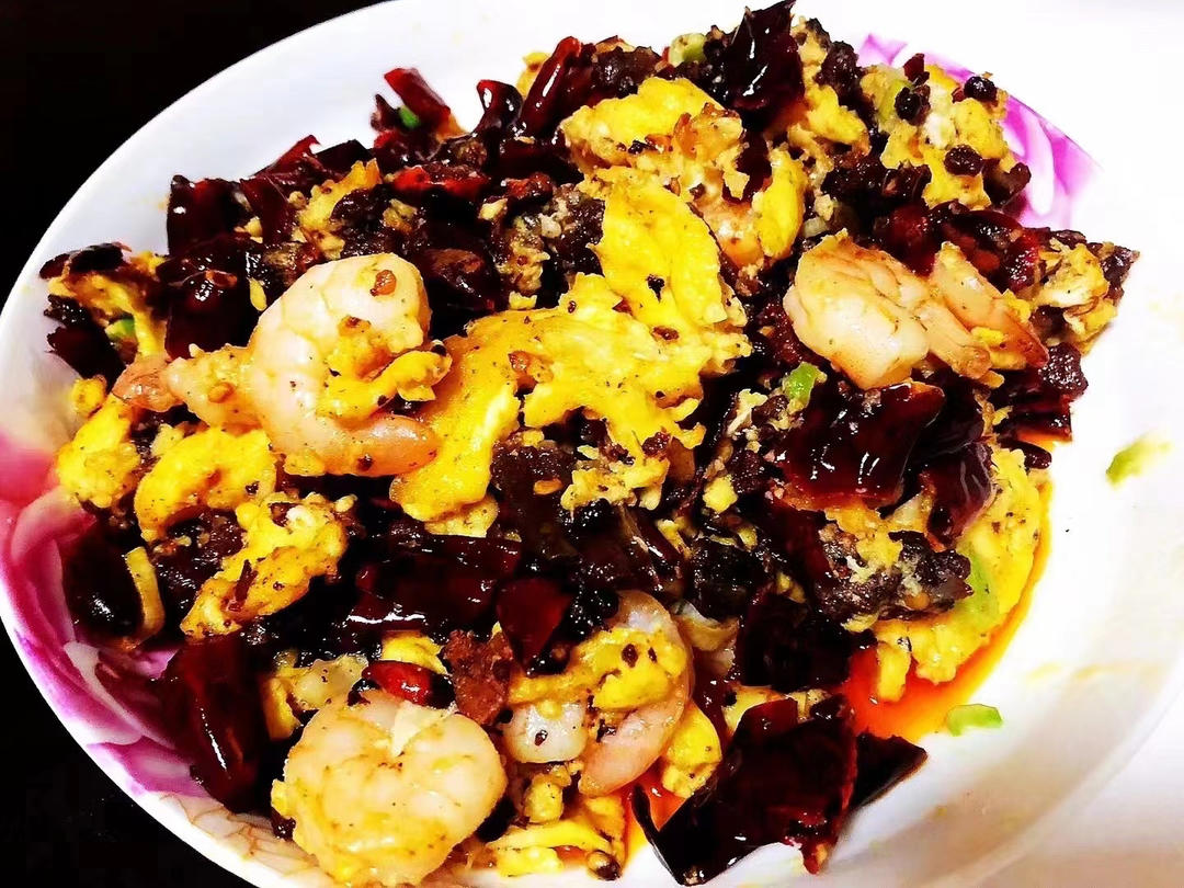 不能再简单了！辣椒虾仁炒蛋