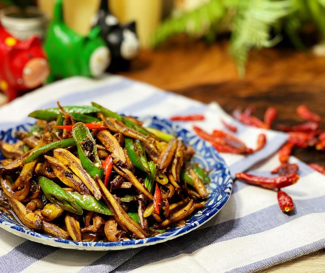 是零食更是佳肴：辣椒豆豉炒野生小鱼干（金线鱼干）