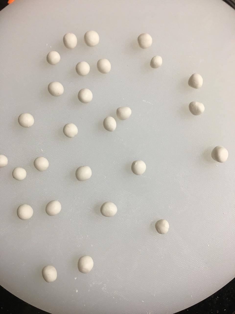 如何快速搓小汤圆且汤圆堆放在一起相互之间不粘连？