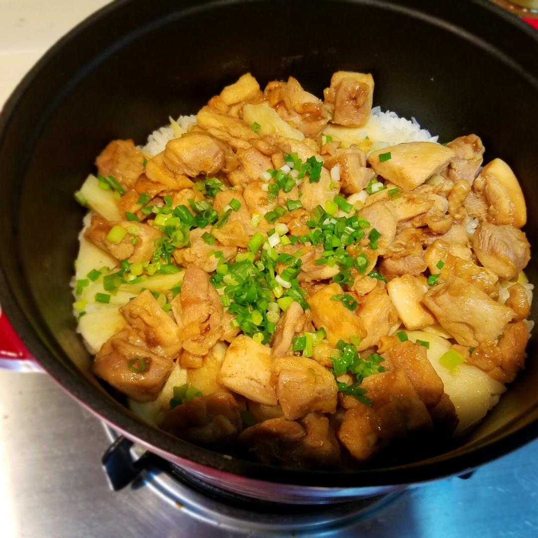 菌菇滑鸡煲仔饭+米布丁