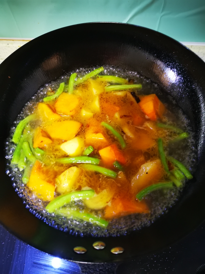 南瓜土豆炖豆角的做法 步骤2