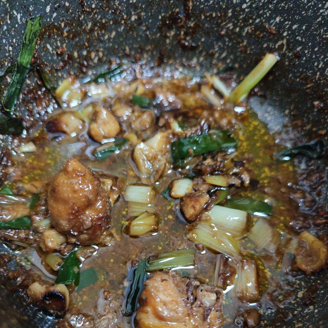 香味十足的沙姜鸡煲