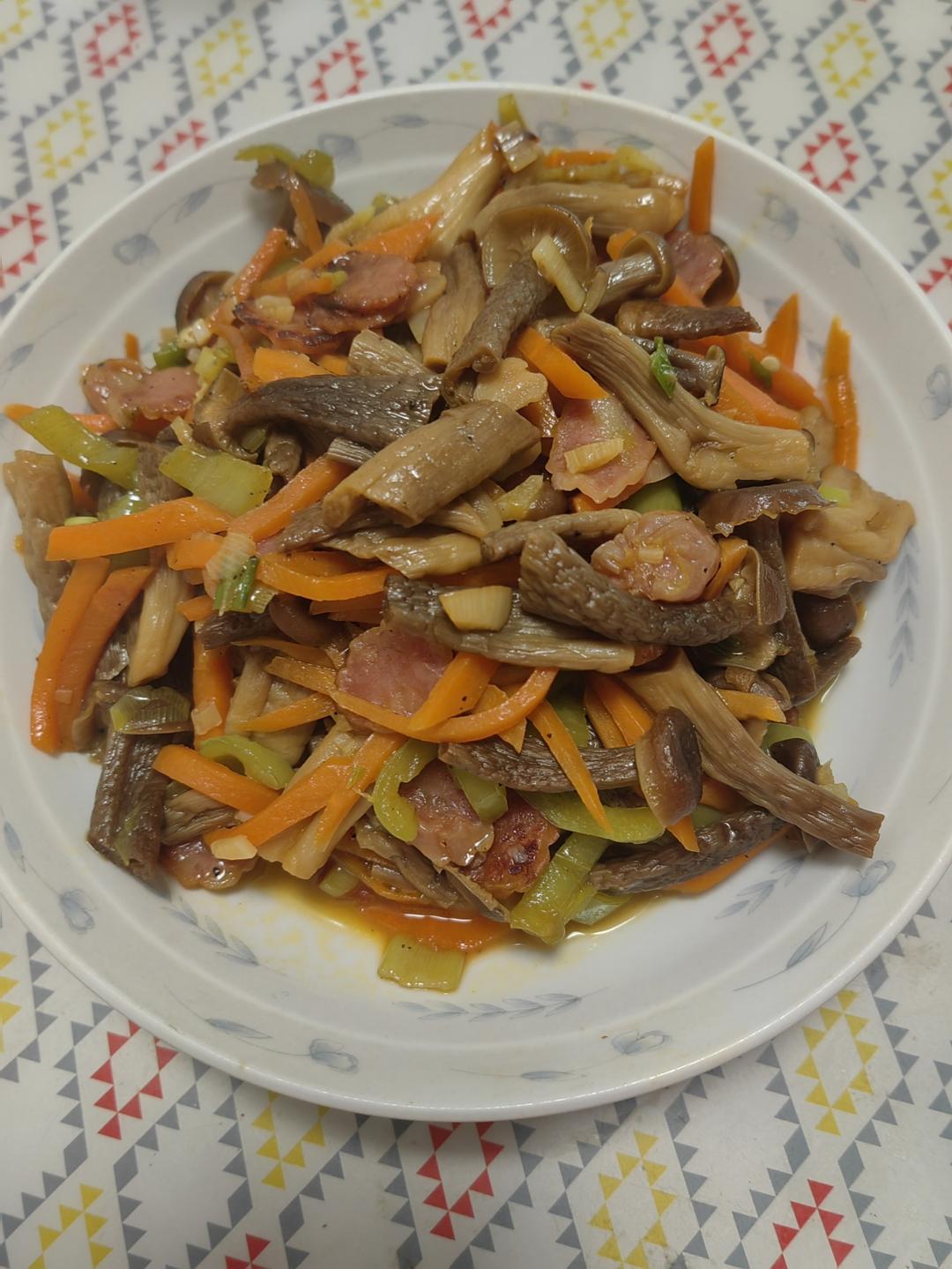 鹿茸菇炒腊肠，菇比肉好吃