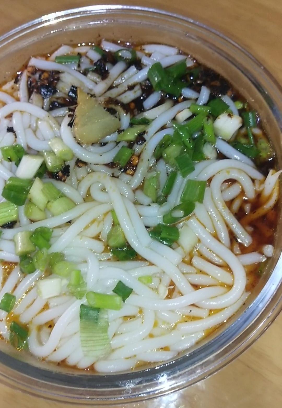 泡发干米粉，橘皮芸豆炖鸡汤