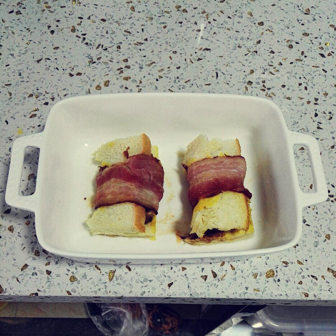 惊艳培根鸡蛋吐司卷