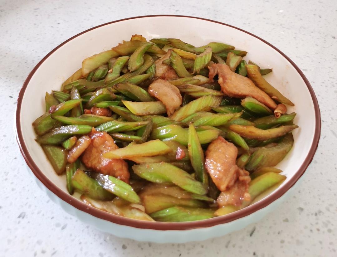 有点费米饭的芹菜炒肉