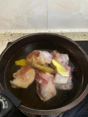 祛湿汤：土茯苓山药猪骨汤的做法 步骤1