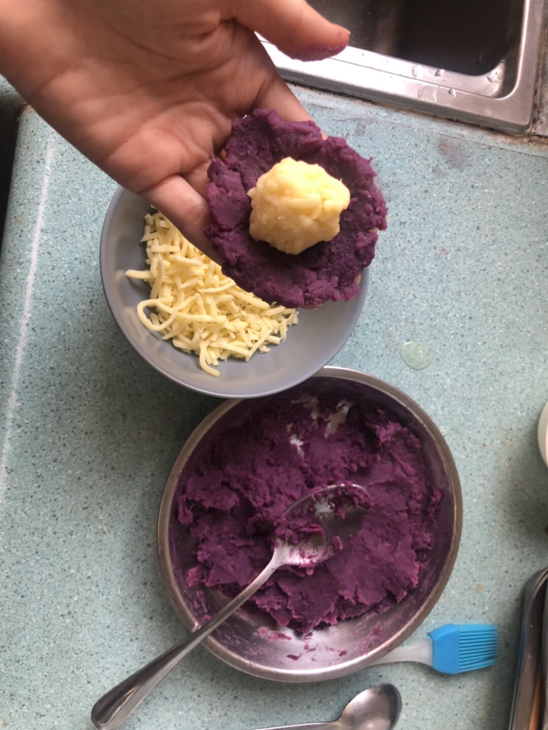 紫薯爆浆芝士球的做法 步骤2