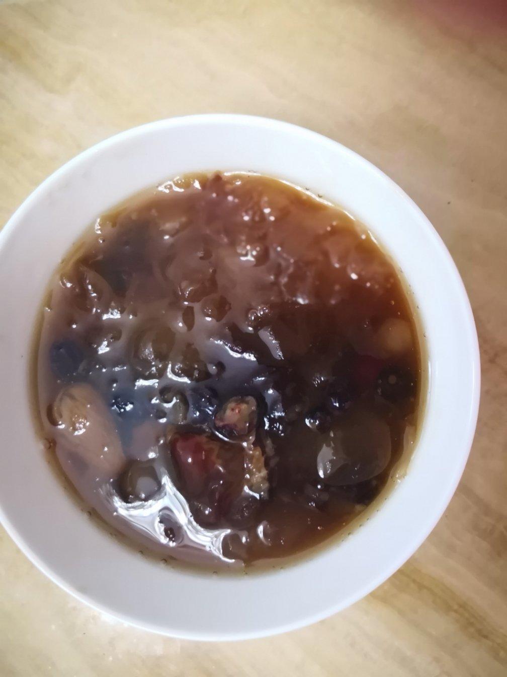 红枣莲子银耳汤