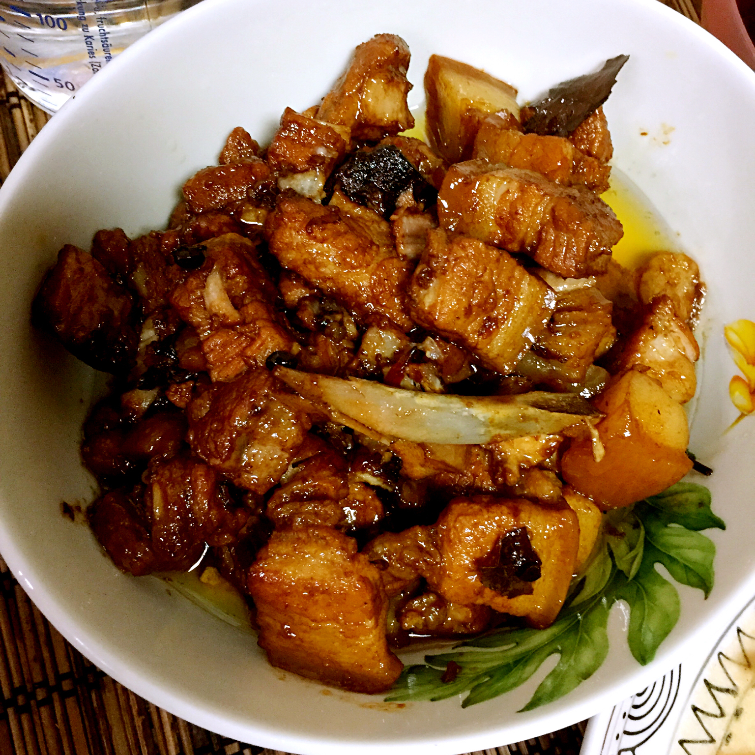 吃着碗里望着锅里的红烧肉