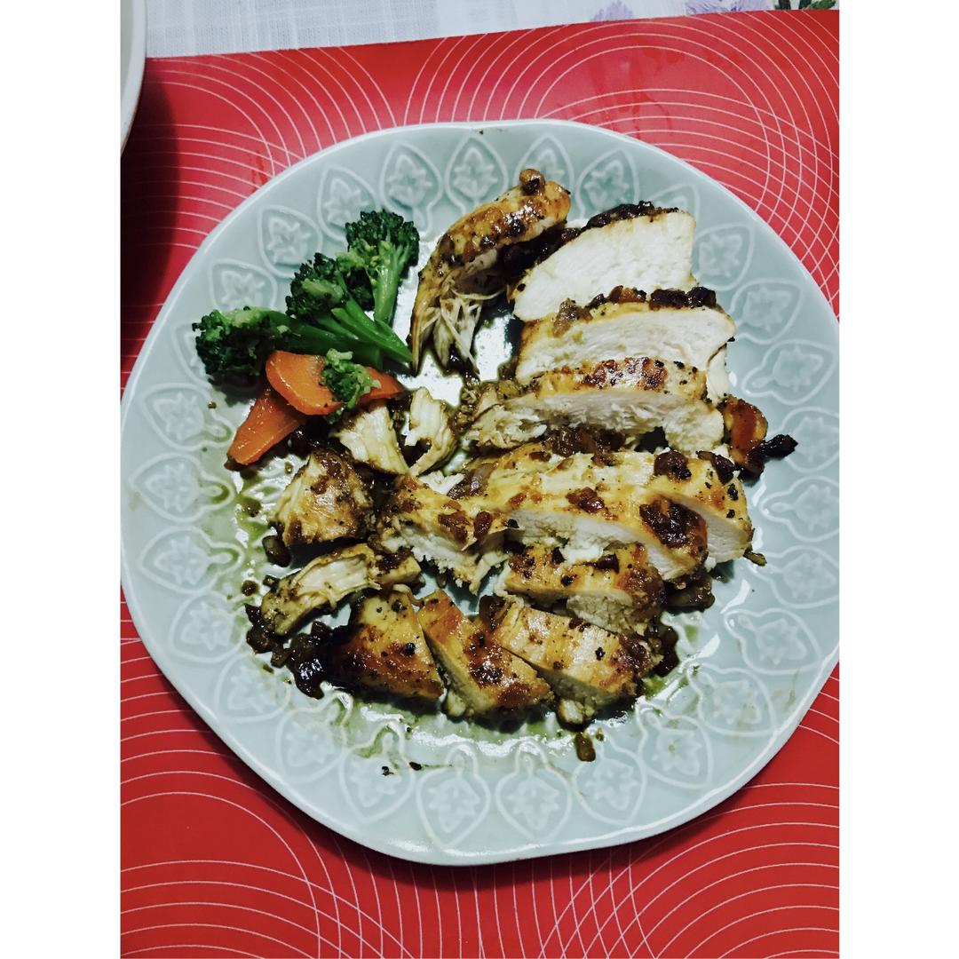 酷炫屌炸天好吃的煎鸡胸肉（香蒜蜂蜜煎鸡胸肉）