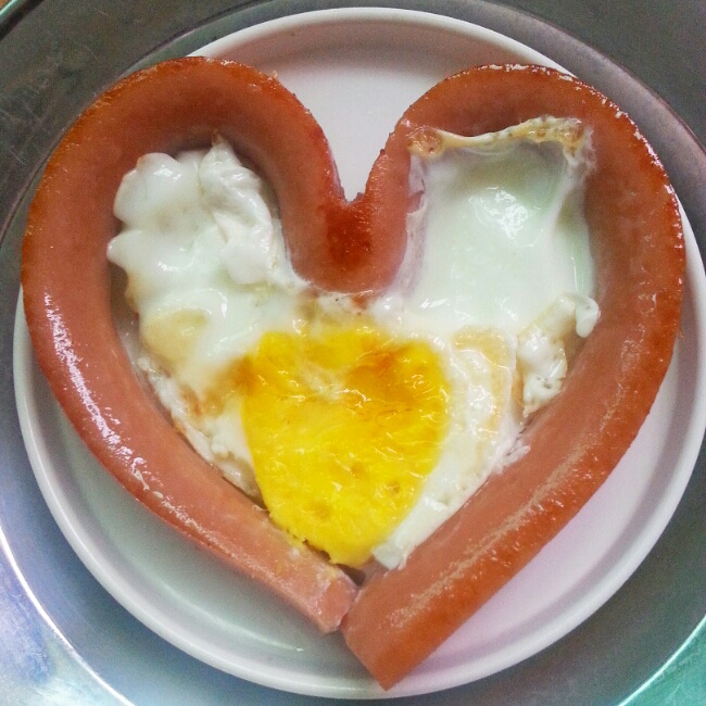 喜欢你c做的火腿肠心形煎蛋