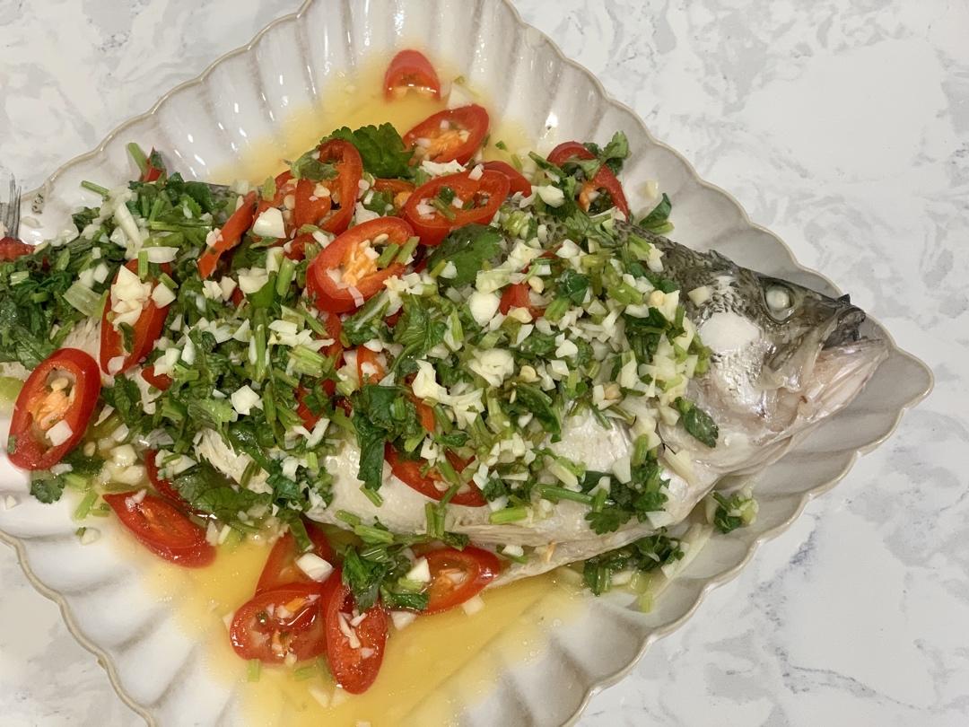 泰式蒸鱼：面朝大海，春暖花开，我反手就蒸了个鱼【曼达小馆】