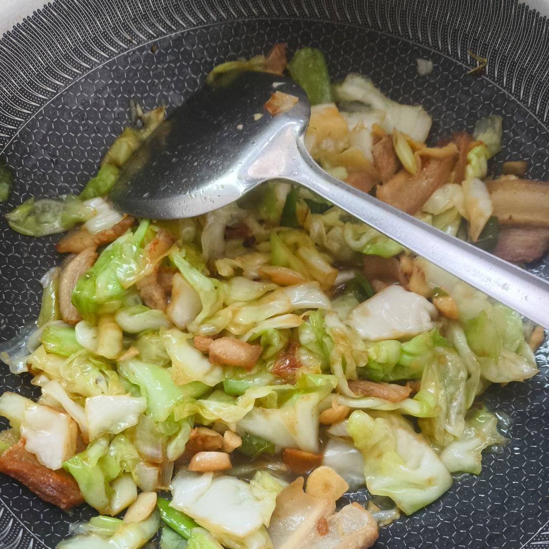 五花肉炒包菜