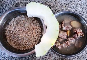 冬瓜薏米排骨汤的做法 步骤3