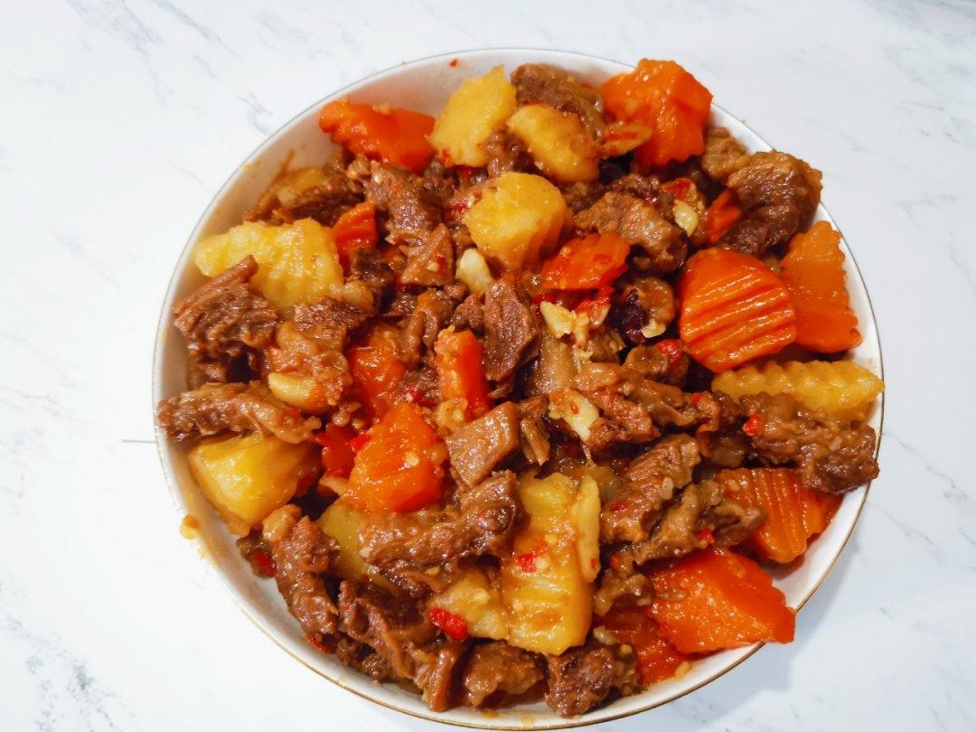红烧牛腩炖土豆